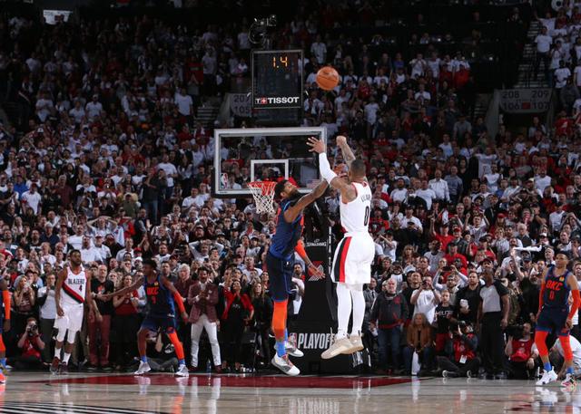  利拉德超远三分压哨绝杀开拓者险胜雷霆